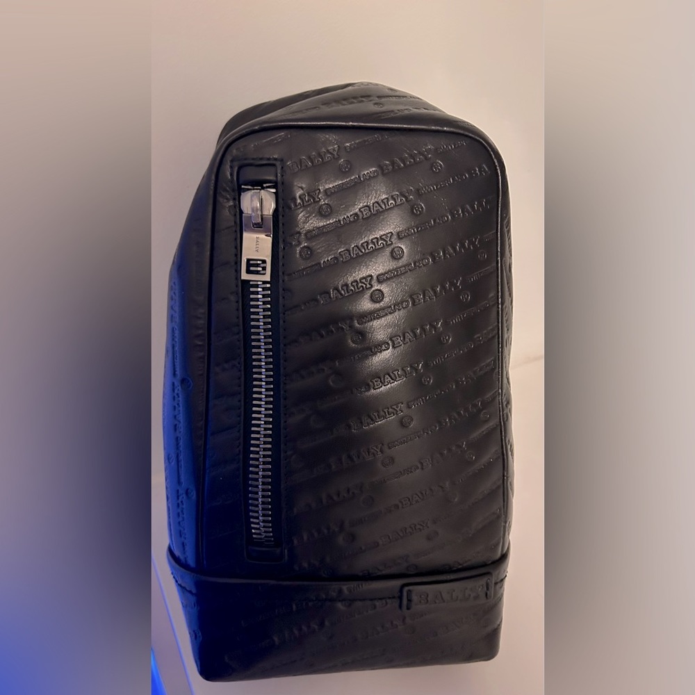 Bally - leather shoulder bag in black. Practically brand new, only worn once.